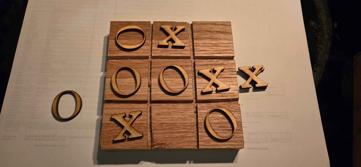 Laser cut motif tictac toe