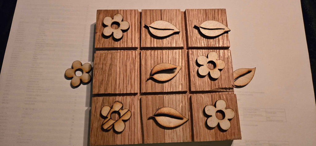 Laser cut motif tictac toe